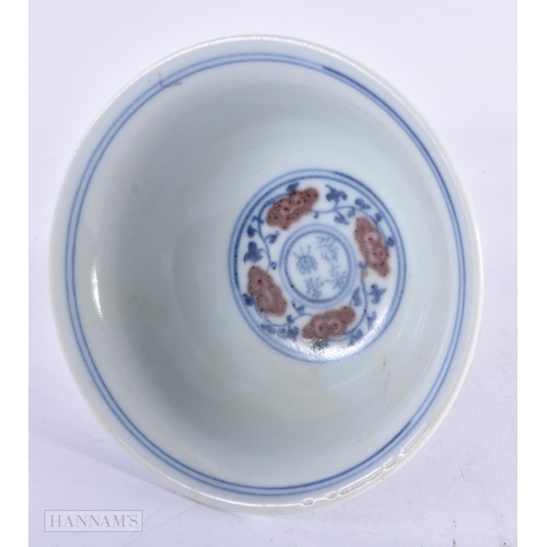 450 - A CHINESE BLUE AND WHITE IRON RED PORCELAIN STEM CUP. 10 cm wide.