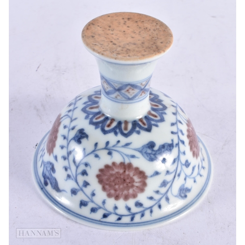 450 - A CHINESE BLUE AND WHITE IRON RED PORCELAIN STEM CUP. 10 cm wide.