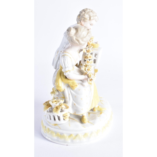 510 - A GERMAN RUDOLPSTADT PORCELAIN FIGURAL GROUP. 15 cm x 11 cm.