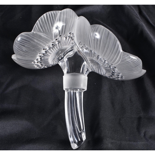 528 - A LALIQUE GLASS FLOWER. 13 cm high.