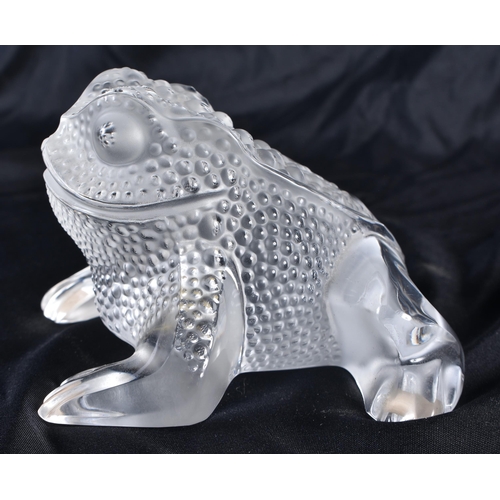 531 - A LALIQUE GLASS TOAD. 9.5 cm wide.