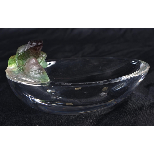 538 - A DAUM GLASS TOAD DISH. 10 cm wide.