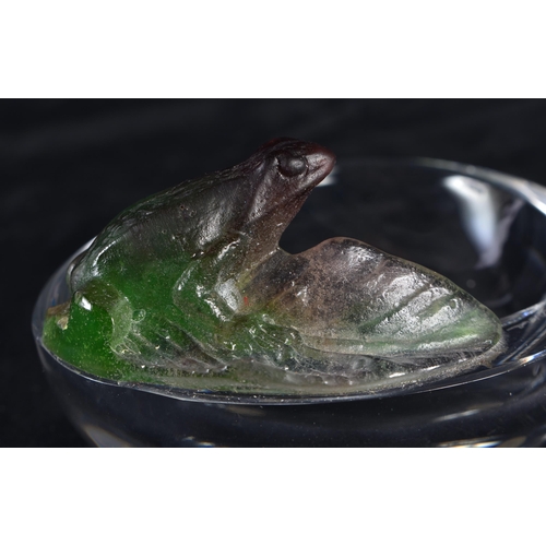 538 - A DAUM GLASS TOAD DISH. 10 cm wide.