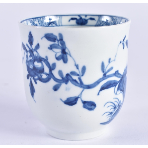 55 - A FINE 18TH CENTURY WORCESTER BLUE AND WHITE PORCELAIN CUP painted with birds and foliage. 5.5 cm hi... 