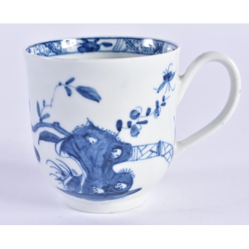 55 - A FINE 18TH CENTURY WORCESTER BLUE AND WHITE PORCELAIN CUP painted with birds and foliage. 5.5 cm hi... 