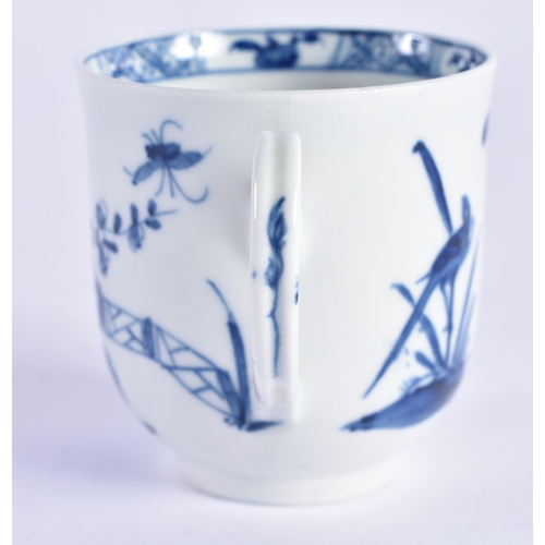 55 - A FINE 18TH CENTURY WORCESTER BLUE AND WHITE PORCELAIN CUP painted with birds and foliage. 5.5 cm hi... 