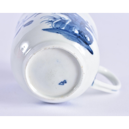 55 - A FINE 18TH CENTURY WORCESTER BLUE AND WHITE PORCELAIN CUP painted with birds and foliage. 5.5 cm hi... 