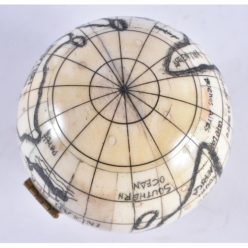 600 - A CONTINENTAL SCRIMSHAW BONE COMPASS. 6.5 cm wide.