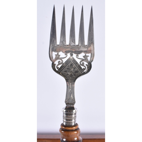 610 - A VICTORIAN/EDWARDIAN SILVER PLATED ANTLER HORN SERVING SET. 46 cm x 30 cm.