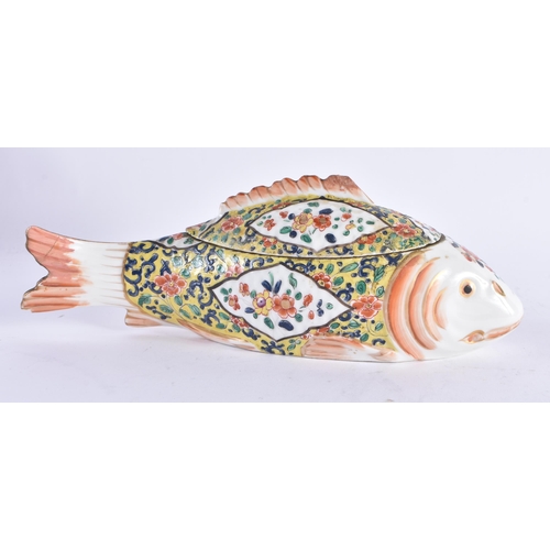 614 - A LATE 19TH CENTURY FRENCH CHANTILLY STYLE PORCELAIN FISH BOX AND COVER. 23 cm wide.