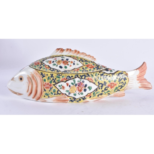 614 - A LATE 19TH CENTURY FRENCH CHANTILLY STYLE PORCELAIN FISH BOX AND COVER. 23 cm wide.