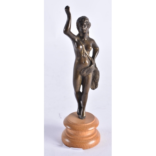 643 - A 19TH CENTURY BRONZE FIGURE OF A STANDING FEMALE After the Antiquity. 13 cm high.