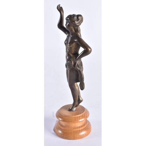 643 - A 19TH CENTURY BRONZE FIGURE OF A STANDING FEMALE After the Antiquity. 13 cm high.