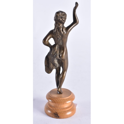 643 - A 19TH CENTURY BRONZE FIGURE OF A STANDING FEMALE After the Antiquity. 13 cm high.