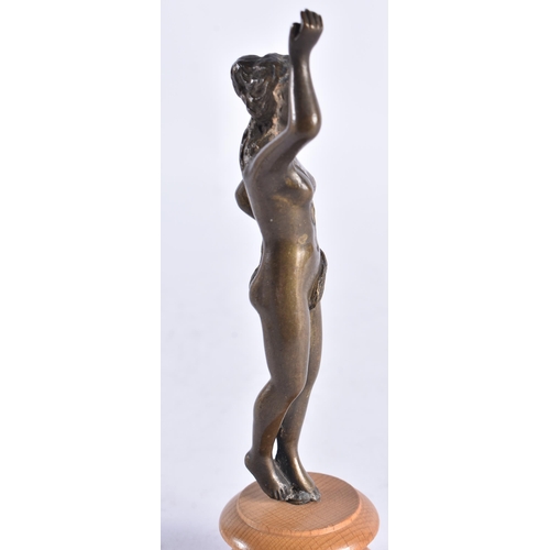 643 - A 19TH CENTURY BRONZE FIGURE OF A STANDING FEMALE After the Antiquity. 13 cm high.