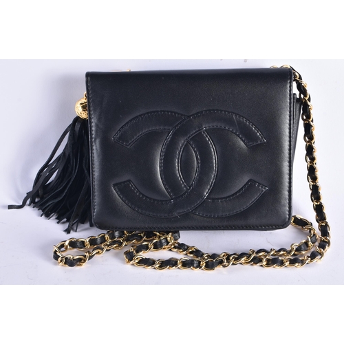 649 - A CHANEL HANGBAG. Bag 18 cm x 15 cm.