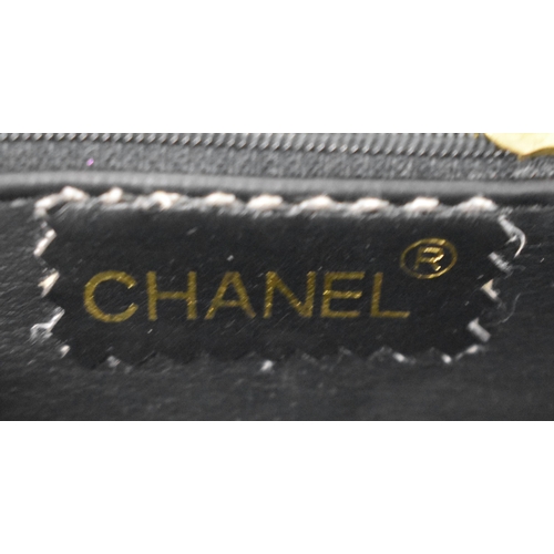 649 - A CHANEL HANGBAG. Bag 18 cm x 15 cm.