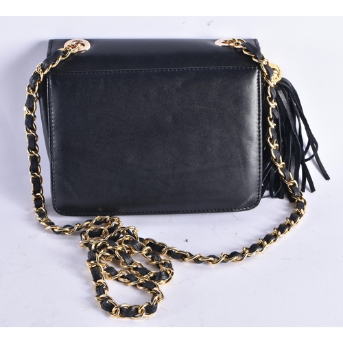 649 - A CHANEL HANGBAG. Bag 18 cm x 15 cm.