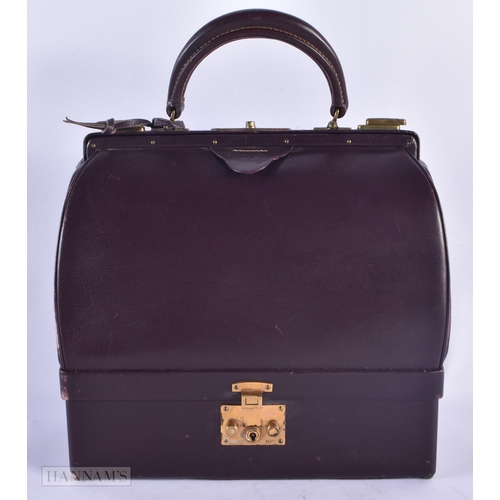 666 - A HERMES LEATHER BAG. 26 cm x 24 cm excluding handle.