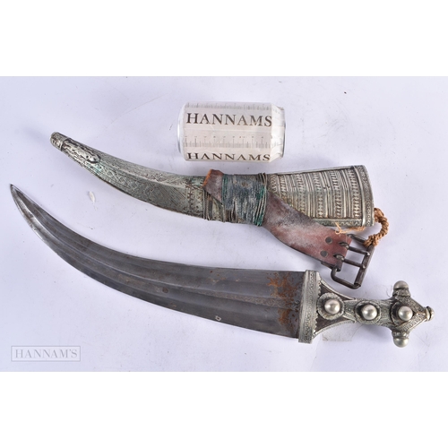 675 - AN ANTIQUE MIDDLE EASTERN DAGGER. 48 cm long.