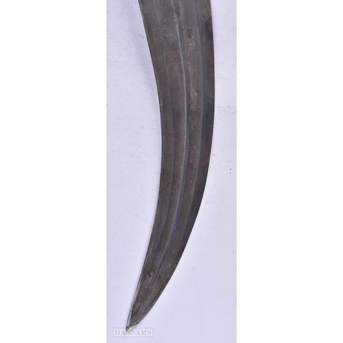 675 - AN ANTIQUE MIDDLE EASTERN DAGGER. 48 cm long.