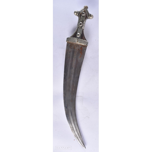 675 - AN ANTIQUE MIDDLE EASTERN DAGGER. 48 cm long.