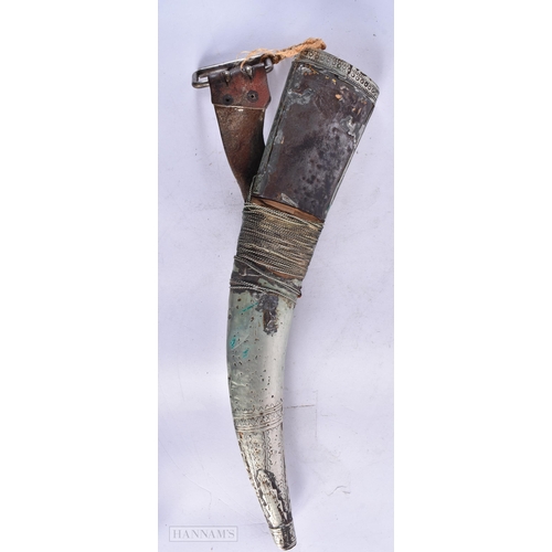 675 - AN ANTIQUE MIDDLE EASTERN DAGGER. 48 cm long.