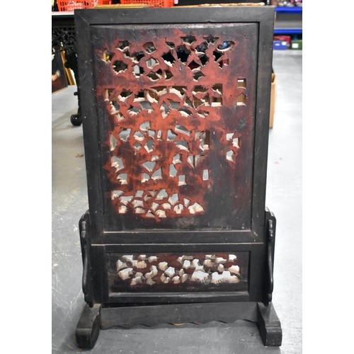 692 - A LARGE 19TH CENTURY CHINESE CARVED WOOD SCHOLARS SCREEN ON STAND Qing. 82 cm x 42 cm.