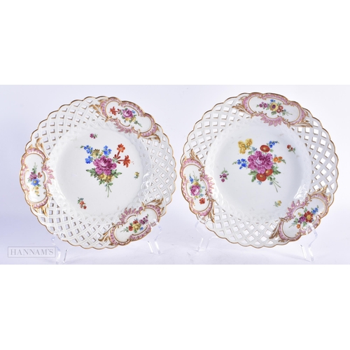 697 - A PAIR OF 19TH CENTURY MEISSEN PORCELAIN RETICULATED PLATES painted with flowers. 22 cm wide.