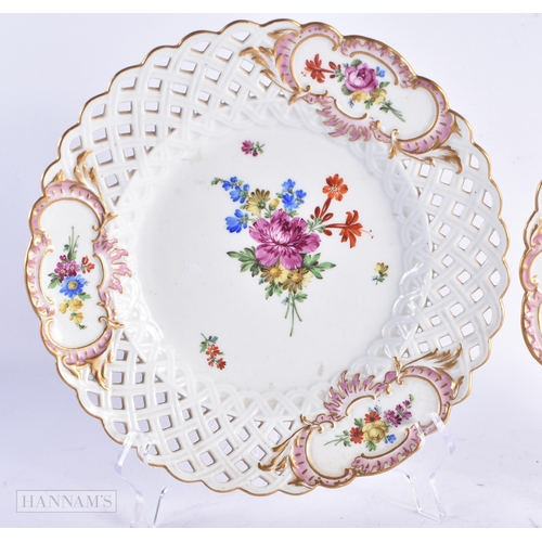 697 - A PAIR OF 19TH CENTURY MEISSEN PORCELAIN RETICULATED PLATES painted with flowers. 22 cm wide.