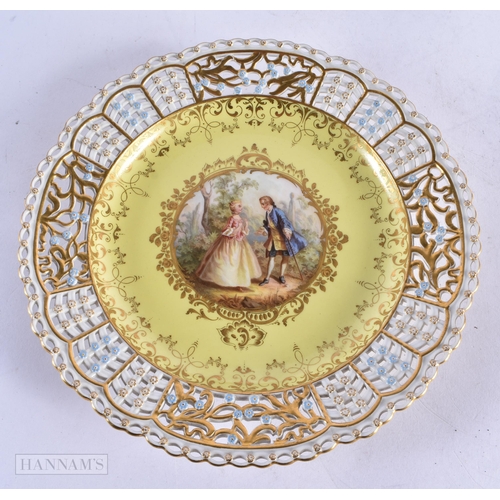 698 - A FINE 19TH CENTURY MEISSEN PORCELAIN RETICULATED PLATE painted with lovers. 18 cm wide.