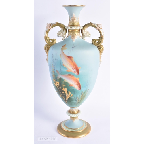 700 - A FINE AND RARE ROYAL WORCESTER TWIN HANDLED FISH VASE by Harry Davis. 31 cm high.