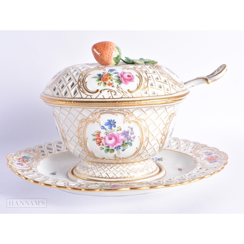 710 - A MEISSEN PORCELAIN RETICULATED TUREEN ON STAND with spoon. 25 cm wide. (3)