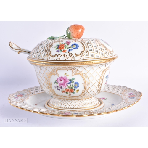 710 - A MEISSEN PORCELAIN RETICULATED TUREEN ON STAND with spoon. 25 cm wide. (3)