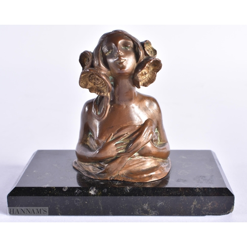 722 - AN ART NOUVEAU BRONZE AND MARBLE PAPERWEIGHT. 10 cm x 12 cm.