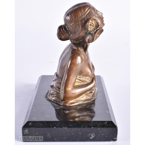 722 - AN ART NOUVEAU BRONZE AND MARBLE PAPERWEIGHT. 10 cm x 12 cm.