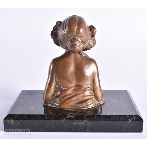 722 - AN ART NOUVEAU BRONZE AND MARBLE PAPERWEIGHT. 10 cm x 12 cm.