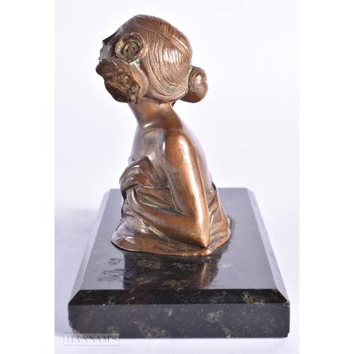 722 - AN ART NOUVEAU BRONZE AND MARBLE PAPERWEIGHT. 10 cm x 12 cm.