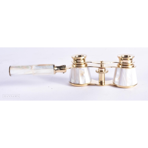 728 - A PAIR OF MOTHER OF PEARL OPERA GLASSES. 18 cm x 8 cm extended.