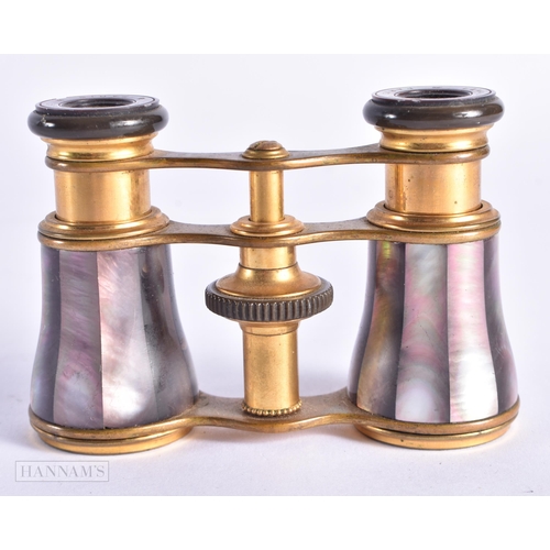 729 - A PAIR OF MOTHER OF PEARL OPERA GLASSES. 12 cm x 10 cm extended.