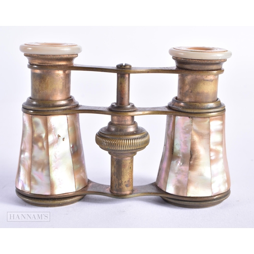 731 - A PAIR OF MOTHER OF PEARL OPERA GLASSES. 12 cm x 10 cm extended.