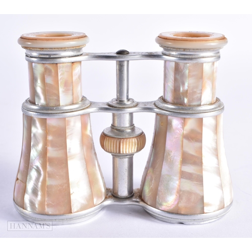 733 - A PAIR OF MOTHER OF PEARL OPERA GLASSES. 12 cm x 10 cm extended.