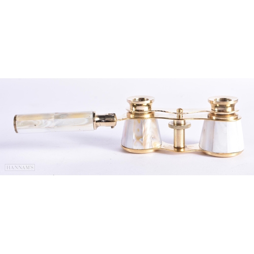 734 - A PAIR OF MOTHER OF PEARL OPERA GLASSES. 18 cm x 8 cm extended.