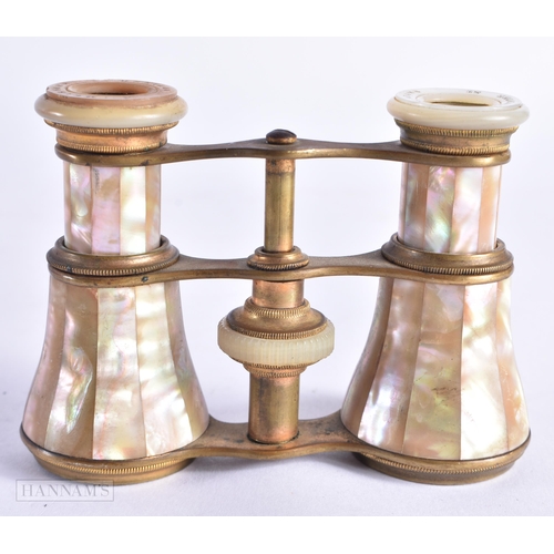 735 - A PAIR OF MOTHER OF PEARL OPERA GLASSES. 12 cm x 10 cm extended.