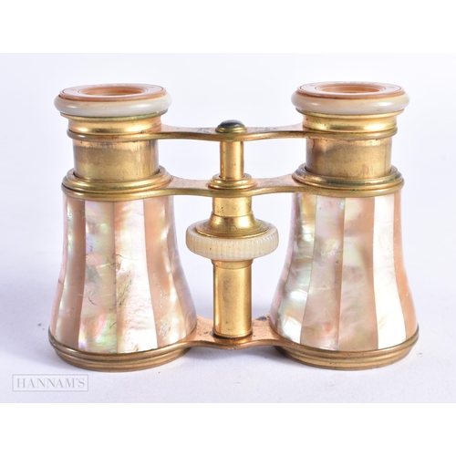 737 - A PAIR OF MOTHER OF PEARL OPERA GLASSES. 12 cm x 10 cm extended.