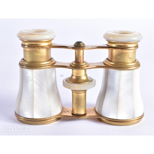 741 - A PAIR OF MOTHER OF PEARL OPERA GLASSES. 12 cm x 10 cm extended.