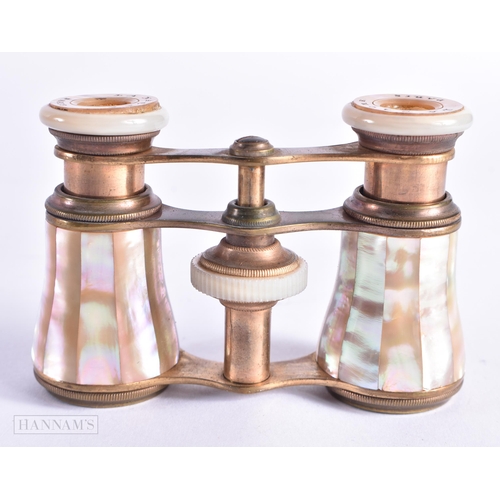 745 - A PAIR OF MOTHER OF PEARL OPERA GLASSES. 12 cm x 10 cm extended.