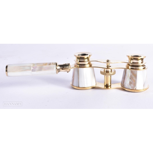 746 - A PAIR OF MOTHER OF PEARL OPERA GLASSES. 18 cm x 8 cm extended.