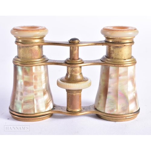 747 - A PAIR OF MOTHER OF PEARL OPERA GLASSES. 12 cm x 10 cm extended.