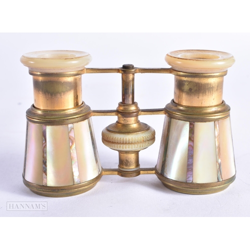 749 - A PAIR OF MOTHER OF PEARL OPERA GLASSES. 12 cm x 10 cm extended.